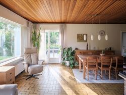 In een rustige, residentiële straat vind je deze perfect onderhouden woning uit 1977. 
Sinds de bouw werd deze met zorg bewoond door de eerste eigen...