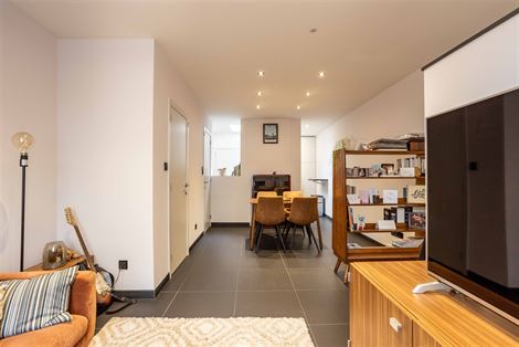 Welkom in deze verrassend ruime en aangenaam afgewerkte woning die recent gerenoveerd werd met oog voor comfort en functionaliteit. Deze moderne eigen...