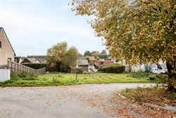 In een rustige, charmante straat in Hillegem (Diepestraat), op wandelafstand van de dorpskern en de kerk, vind je dit prachtig perceel bouwgrond van 7...
