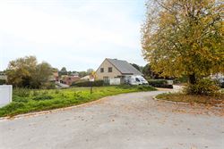 In een rustige, charmante straat in Hillegem (Diepestraat), op wandelafstand van de dorpskern en de kerk, vind je dit prachtig perceel bouwgrond van 7...