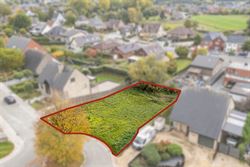 In een rustige, charmante straat in Hillegem (Diepestraat), op wandelafstand van de dorpskern en de kerk, vind je dit prachtig perceel bouwgrond van 7...