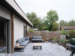 Op zoek naar een woning die ruimte, comfort en flexibiliteit combineert? Deze open bebouwing op het rustige Hemingplein in Sint-Denijs-Westrem is voor...