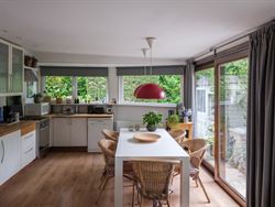 Op zoek naar een woning die ruimte, comfort en flexibiliteit combineert? Deze open bebouwing op het rustige Hemingplein in Sint-Denijs-Westrem is voor...