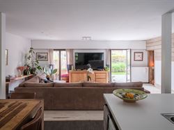 Op zoek naar een woning die ruimte, comfort en flexibiliteit combineert? Deze open bebouwing op het rustige Hemingplein in Sint-Denijs-Westrem is voor...