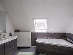 Op zoek naar een woning die ruimte, comfort en flexibiliteit combineert? Deze open bebouwing op het rustige Hemingplein in Sint-Denijs-Westrem is voor...