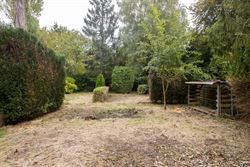 In een levendige en goed bereikbare buurt van Sint-Amandsberg vind je deze verrassend ruime gesloten bebouwing boordevol karakter. De woning uit de ja...