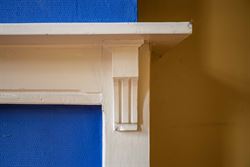 In een levendige en goed bereikbare buurt van Sint-Amandsberg vind je deze verrassend ruime gesloten bebouwing boordevol karakter. De woning uit de ja...