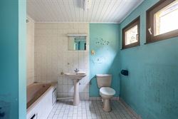 In een levendige en goed bereikbare buurt van Sint-Amandsberg vind je deze verrassend ruime gesloten bebouwing boordevol karakter. De woning uit de ja...