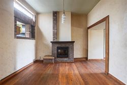 In een levendige en goed bereikbare buurt van Sint-Amandsberg vind je deze verrassend ruime gesloten bebouwing boordevol karakter. De woning uit de ja...