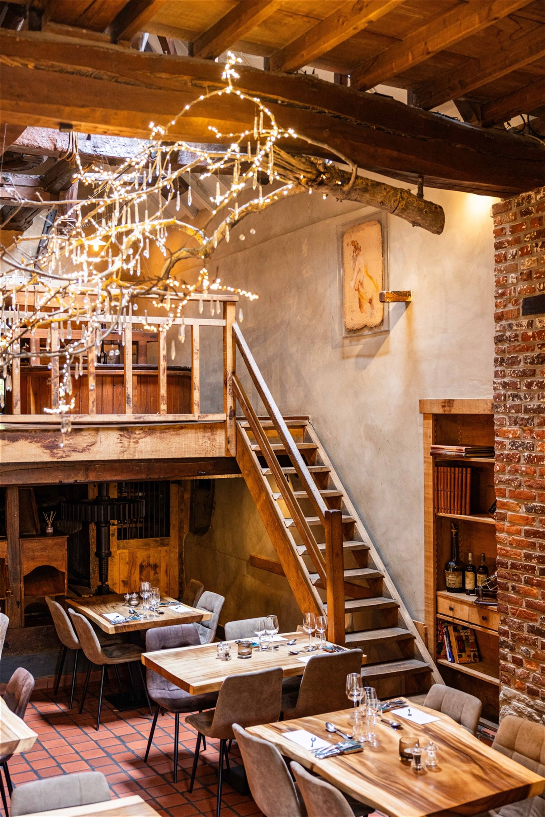 Een karaktervolle watermolen op een uitgestrekt domein van 17.025 m², idyllisch gelegen aan de Oossebeek, in een landelijke en groene omgeving. 
Dez...