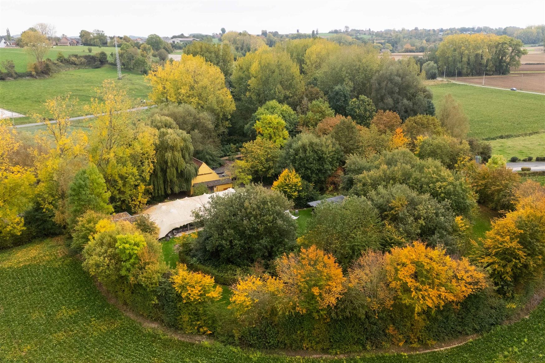 Een karaktervolle watermolen op een uitgestrekt domein van 17.025 m², idyllisch gelegen aan de Oossebeek, in een landelijke en groene omgeving. 
Dez...