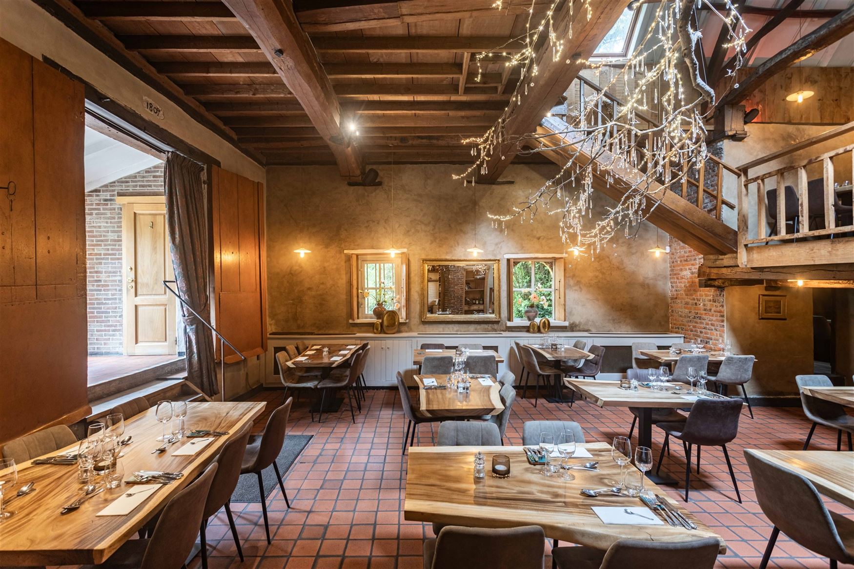 Een karaktervolle watermolen op een uitgestrekt domein van 17.025 m², idyllisch gelegen aan de Oossebeek, in een landelijke en groene omgeving. 
Dez...