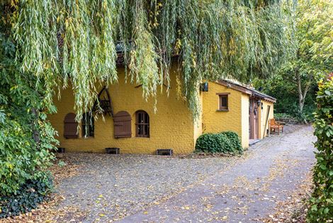 Een karaktervolle watermolen op een uitgestrekt domein van 17.025 m², idyllisch gelegen aan de Oossebeek, in een landelijke en groene omgeving. 
Dez...