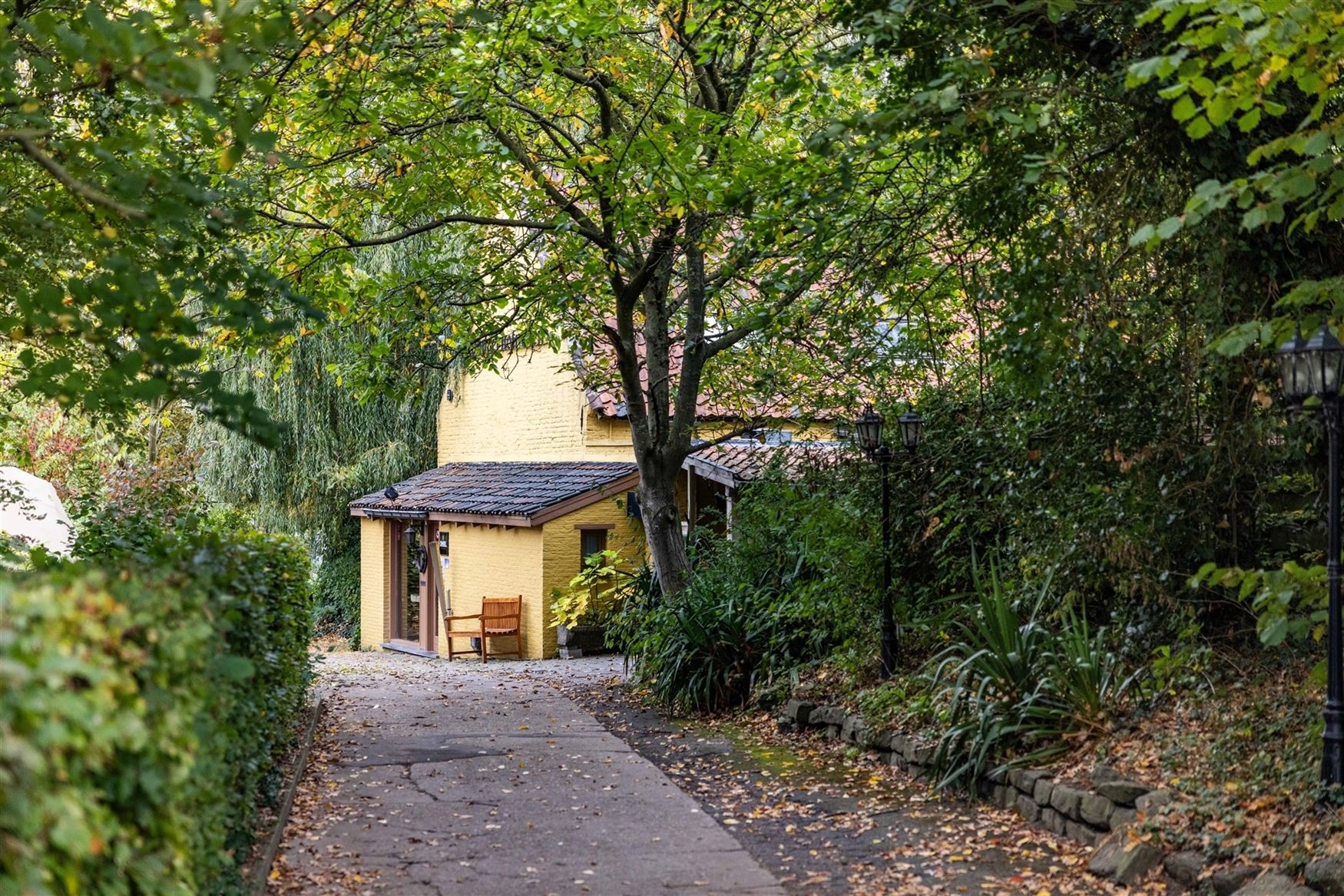 Een karaktervolle watermolen op een uitgestrekt domein van 17.025 m², idyllisch gelegen aan de Oossebeek, in een landelijke en groene omgeving. 
Dez...