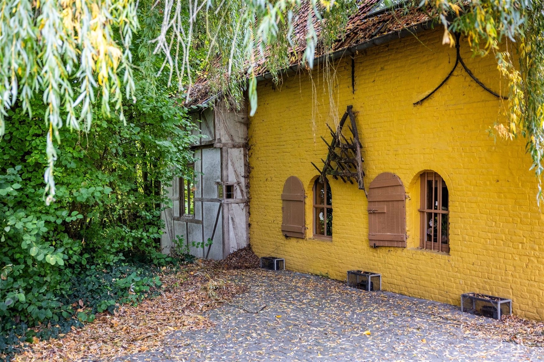 Een karaktervolle watermolen op een uitgestrekt domein van 17.025 m², idyllisch gelegen aan de Oossebeek, in een landelijke en groene omgeving. 
Dez...