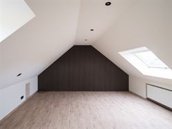 Welkom in deze verrassend ruime en instapklare woning in het centrum van Zelzate, gelegen in de Patronagestraat. Achter de klassieke lijstgevel schuil...