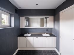 Welkom in deze verrassend ruime en instapklare woning in het centrum van Zelzate, gelegen in de Patronagestraat. Achter de klassieke lijstgevel schuil...