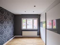 Welkom in deze verrassend ruime en instapklare woning in het centrum van Zelzate, gelegen in de Patronagestraat. Achter de klassieke lijstgevel schuil...