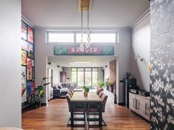 Welkom in deze verrassend ruime en instapklare woning in het centrum van Zelzate, gelegen in de Patronagestraat. Achter de klassieke lijstgevel schuil...