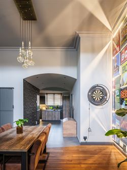 Welkom in deze verrassend ruime en instapklare woning in het centrum van Zelzate, gelegen in de Patronagestraat. Achter de klassieke lijstgevel schuil...