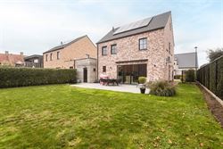 

In een rustige, doodlopende straat in Zomergem vind je deze energiezuinige (BEN) woning in charmante pastoriestijl, gebouwd in 2021. De woning is vo...