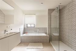 

In een rustige, doodlopende straat in Zomergem vind je deze energiezuinige (BEN) woning in charmante pastoriestijl, gebouwd in 2021. De woning is vo...