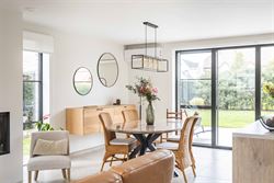 

In een rustige, doodlopende straat in Zomergem vind je deze energiezuinige (BEN) woning in charmante pastoriestijl, gebouwd in 2021. De woning is vo...