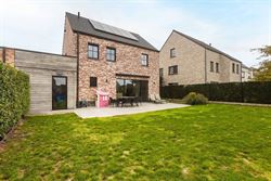 

In een rustige, doodlopende straat in Zomergem vind je deze energiezuinige (BEN) woning in charmante pastoriestijl, gebouwd in 2021. De woning is vo...