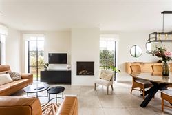 

In een rustige, doodlopende straat in Zomergem vind je deze energiezuinige (BEN) woning in charmante pastoriestijl, gebouwd in 2021. De woning is vo...