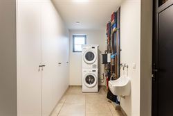 

In een rustige, doodlopende straat in Zomergem vind je deze energiezuinige (BEN) woning in charmante pastoriestijl, gebouwd in 2021. De woning is vo...