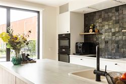 

In een rustige, doodlopende straat in Zomergem vind je deze energiezuinige (BEN) woning in charmante pastoriestijl, gebouwd in 2021. De woning is vo...