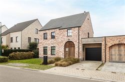 

In een rustige, doodlopende straat in Zomergem vind je deze energiezuinige (BEN) woning in charmante pastoriestijl, gebouwd in 2021. De woning is vo...