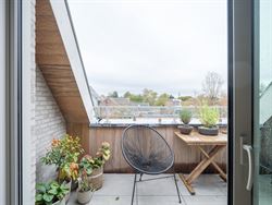 Wonen in het hart van Bachte-Maria-Leerne; waar modern comfort en dorpse charme elkaar ontmoeten.
Ontdek dit stijlvolle éénslaapkamerappartement in...