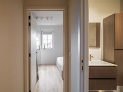 Wonen in het hart van Bachte-Maria-Leerne; waar modern comfort en dorpse charme elkaar ontmoeten.
Ontdek dit stijlvolle éénslaapkamerappartement in...