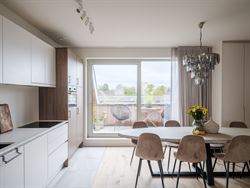 Wonen in het hart van Bachte-Maria-Leerne; waar modern comfort en dorpse charme elkaar ontmoeten.
Ontdek dit stijlvolle éénslaapkamerappartement in...