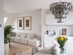 Wonen in het hart van Bachte-Maria-Leerne; waar modern comfort en dorpse charme elkaar ontmoeten.
Ontdek dit stijlvolle éénslaapkamerappartement in...