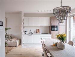 Wonen in het hart van Bachte-Maria-Leerne; waar modern comfort en dorpse charme elkaar ontmoeten.
Ontdek dit stijlvolle éénslaapkamerappartement in...