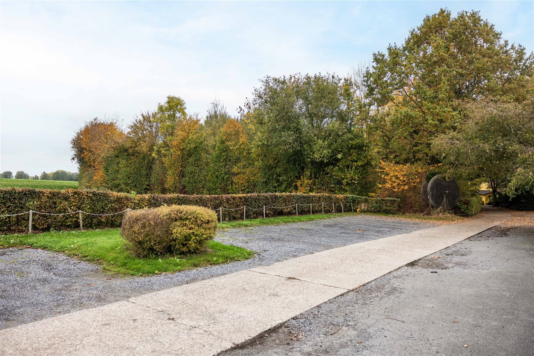 Een karaktervolle watermolen op een uitgestrekt domein van 17.025 m², idyllisch gelegen aan de Oossebeek, in een landelijke en groene omgeving. 
Dez...