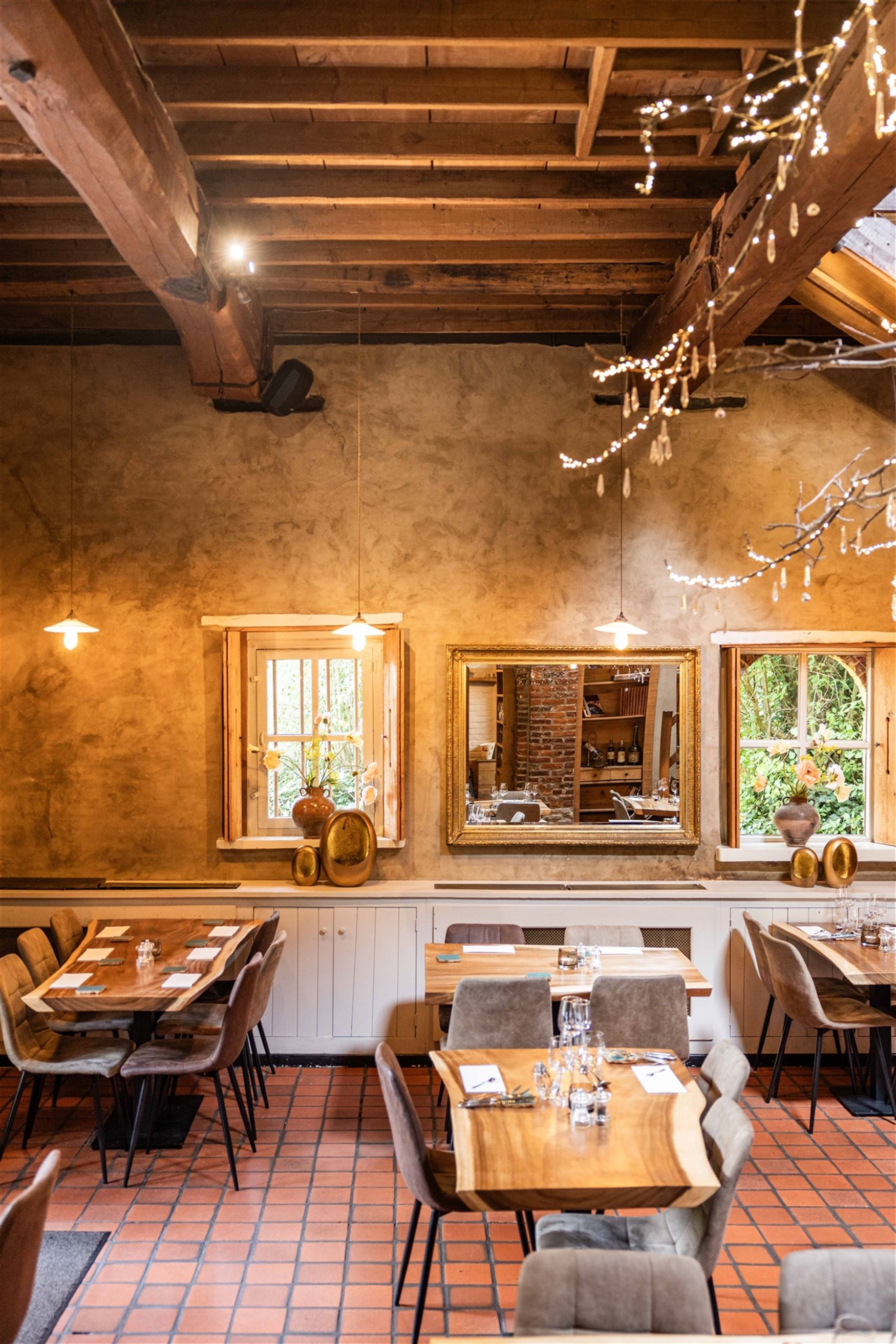 Een karaktervolle watermolen op een uitgestrekt domein van 17.025 m², idyllisch gelegen aan de Oossebeek, in een landelijke en groene omgeving. 
Dez...