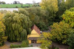 Een karaktervolle watermolen op een uitgestrekt domein van 17.025 m², idyllisch gelegen aan de Oossebeek, in een landelijke en groene omgeving. 
Dez...