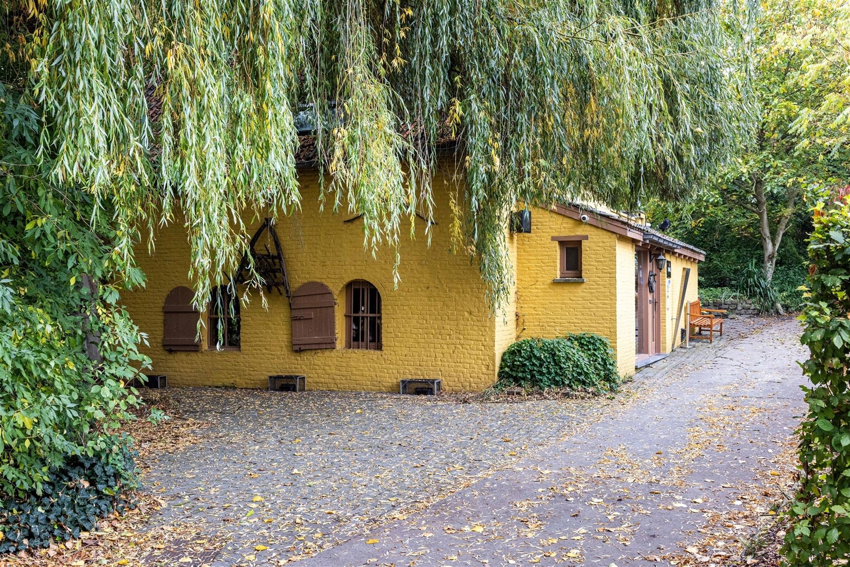 Een karaktervolle watermolen op een uitgestrekt domein van 17.025 m², idyllisch gelegen aan de Oossebeek, in een landelijke en groene omgeving. 
Dez...