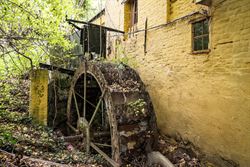 Een karaktervolle watermolen op een uitgestrekt domein van 17.025 m², idyllisch gelegen aan de Oossebeek, in een landelijke en groene omgeving. 
Dez...