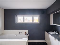 Welkom in deze verrassend ruime en instapklare woning in het centrum van Zelzate, gelegen in de Patronagestraat. Achter de klassieke lijstgevel schuil...