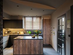 Welkom in deze verrassend ruime en instapklare woning in het centrum van Zelzate, gelegen in de Patronagestraat. Achter de klassieke lijstgevel schuil...