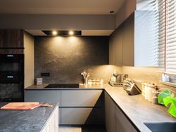 Welkom in deze verrassend ruime en instapklare woning in het centrum van Zelzate, gelegen in de Patronagestraat. Achter de klassieke lijstgevel schuil...