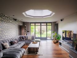 Welkom in deze verrassend ruime en instapklare woning in het centrum van Zelzate, gelegen in de Patronagestraat. Achter de klassieke lijstgevel schuil...