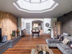 Welkom in deze verrassend ruime en instapklare woning in het centrum van Zelzate, gelegen in de Patronagestraat. Achter de klassieke lijstgevel schuil...