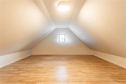 

In een rustige, doodlopende straat in Zomergem vind je deze energiezuinige (BEN) woning in charmante pastoriestijl, gebouwd in 2021. De woning is vo...