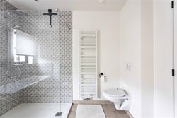 

In een rustige, doodlopende straat in Zomergem vind je deze energiezuinige (BEN) woning in charmante pastoriestijl, gebouwd in 2021. De woning is vo...