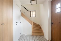 

In een rustige, doodlopende straat in Zomergem vind je deze energiezuinige (BEN) woning in charmante pastoriestijl, gebouwd in 2021. De woning is vo...